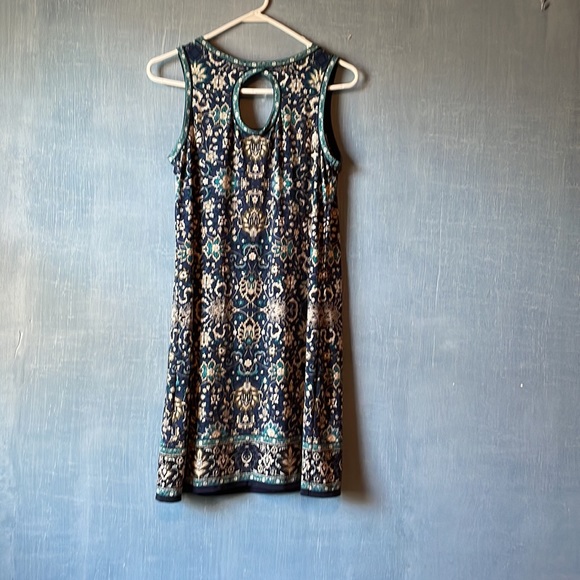 Sleeveless summer dress with back cut out. - Picture 2 of 2